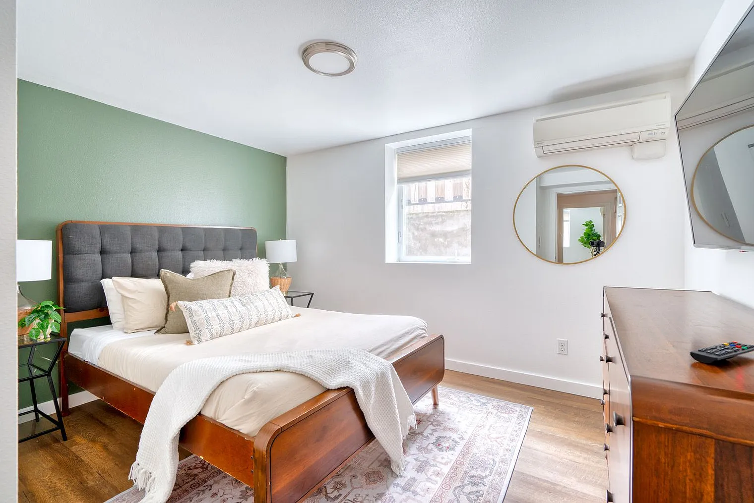 2 bed, 2.0 bath, 742 sqft, $3,316 — Photo 2