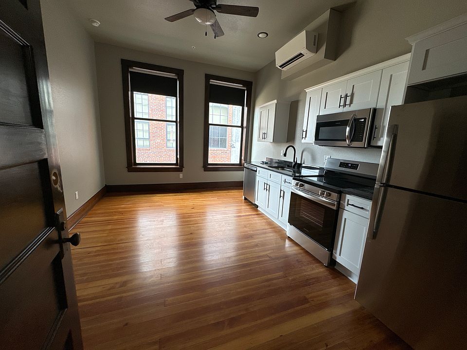 Living/kitchen 
all new appliances!