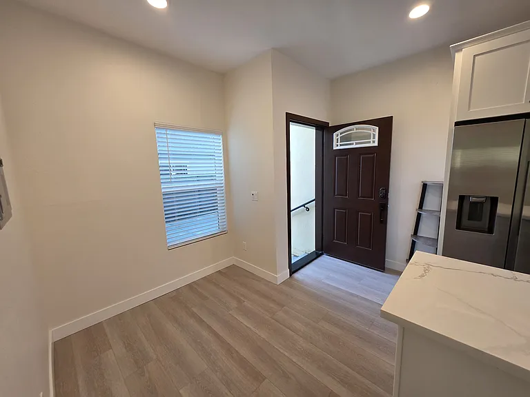 552 W Howard St — Photo 14