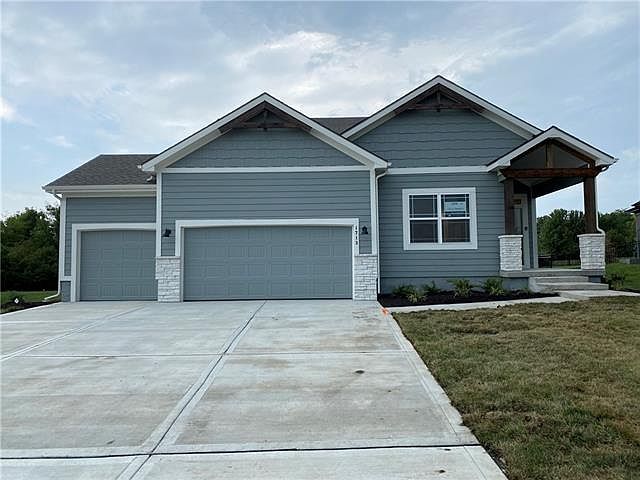 1st image of 1713 NE Ravenwood Dr