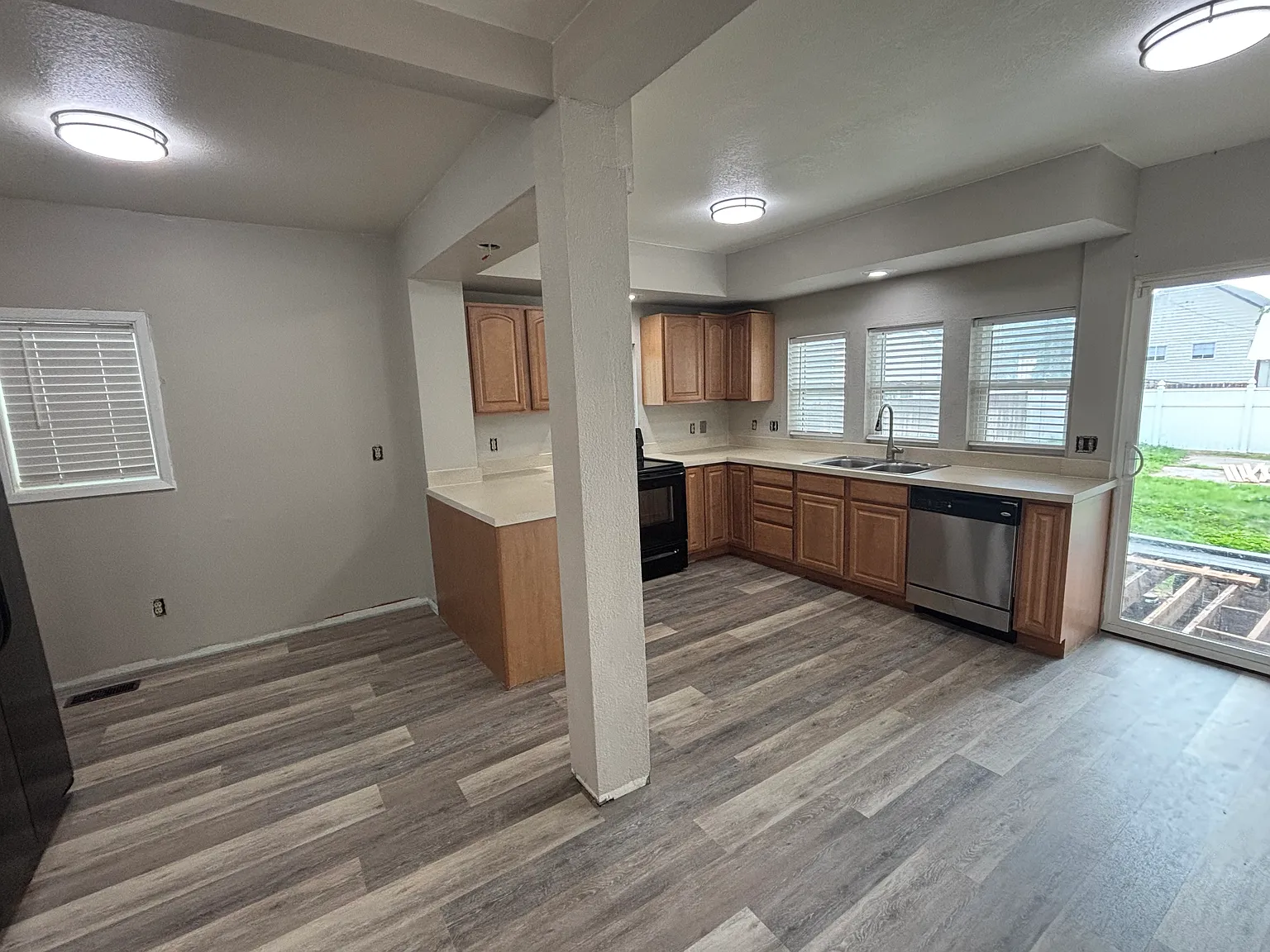 4 bed, 1814 sqft, $2,325 — Photo 2