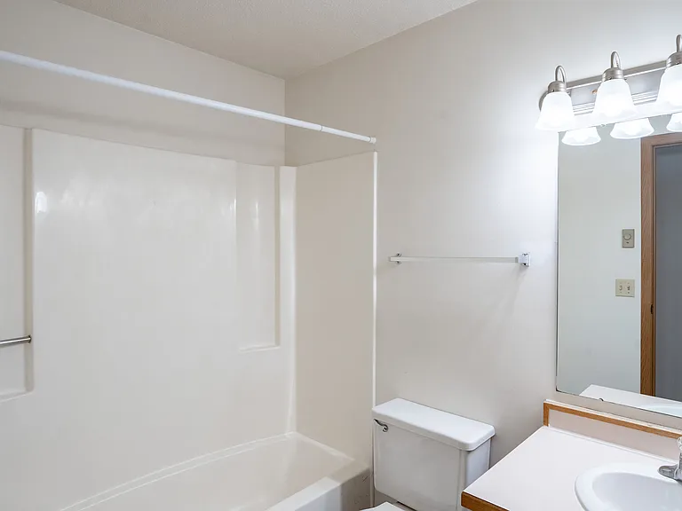 Fargo, ND Westview Towers Apartments | Bathroom