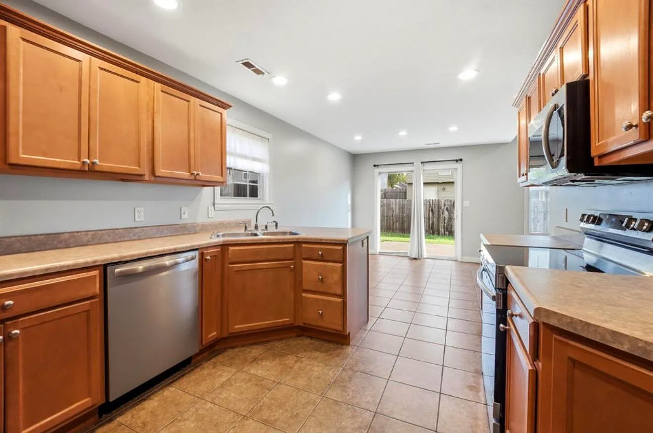 3 bed, 2.0 bath, 1431 sqft, $1,850 — Photo 3