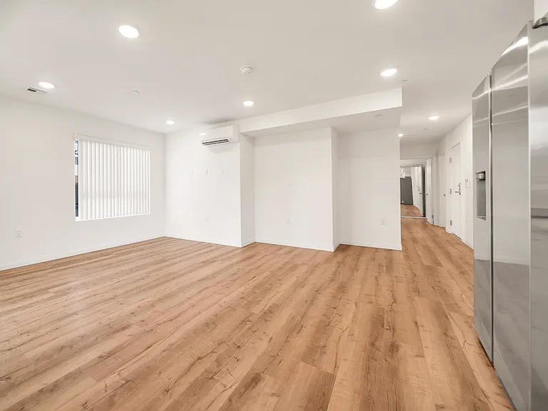 11514 Cumpston St #401 — Photo 4