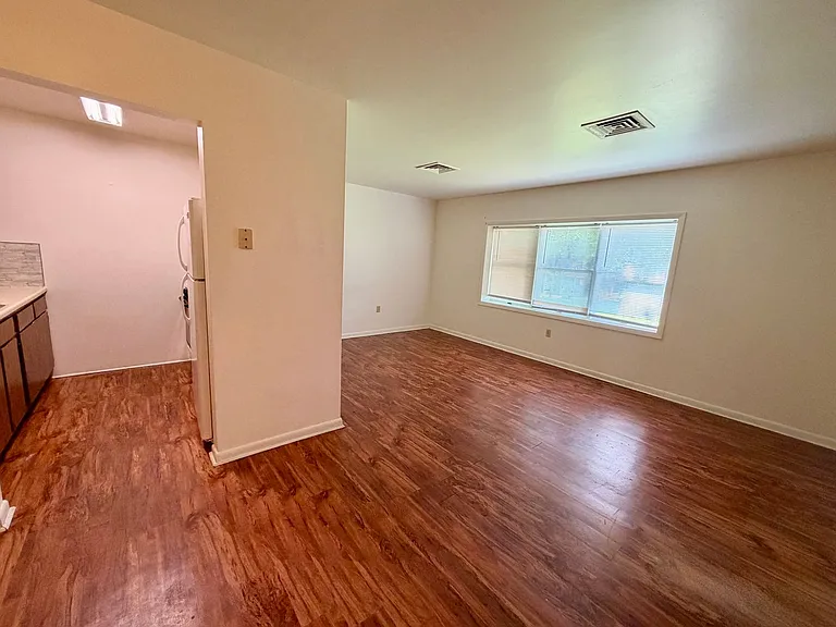 363 E Liberty St — Photo 6