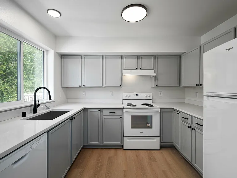 Large kitchens with quartz countertops Large kitchens with quartz countertops