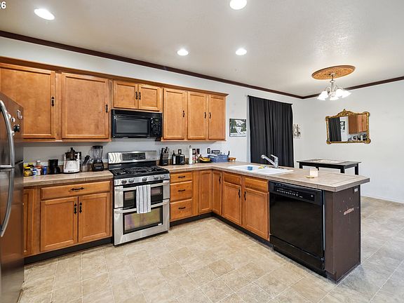 5th image of 18557 SW Ping Ct