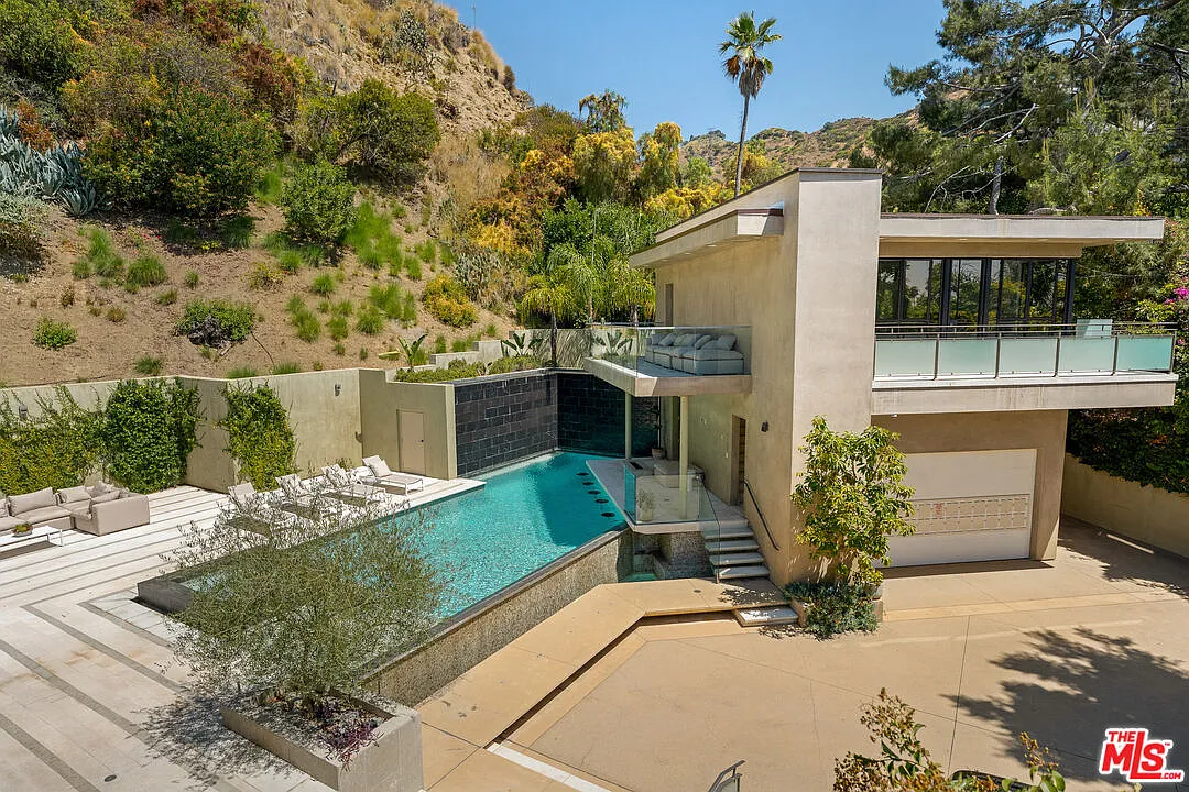 7 bed, 10.0 bath, 7130 sqft, $45,000 — Photo 1