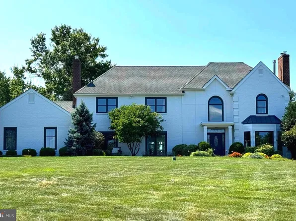 10 Avondale Dr, Newtown, PA 18940