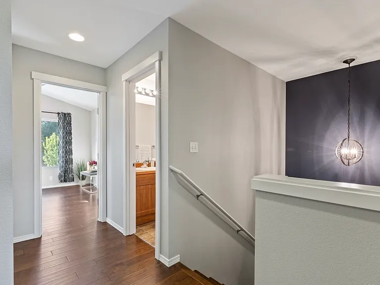 1042 43rd Ct NE — Photo 8