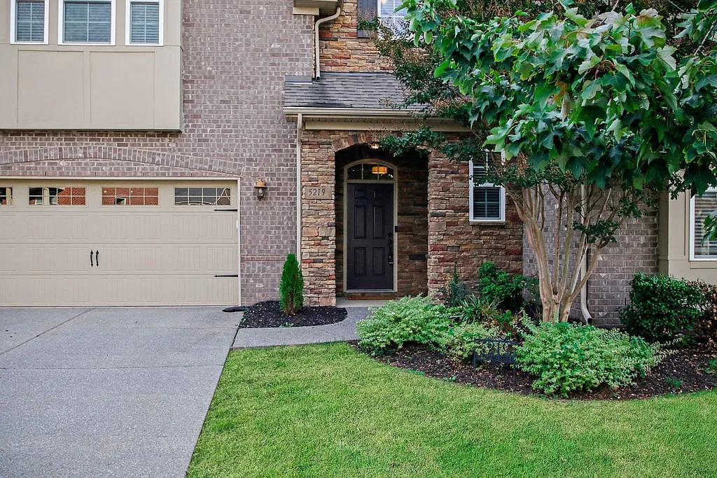 4 bed, 5.0 bath, 4370 sqft, $3,900 — Photo 4