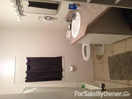 Bathroom : Both bathrooms have a similar layout.