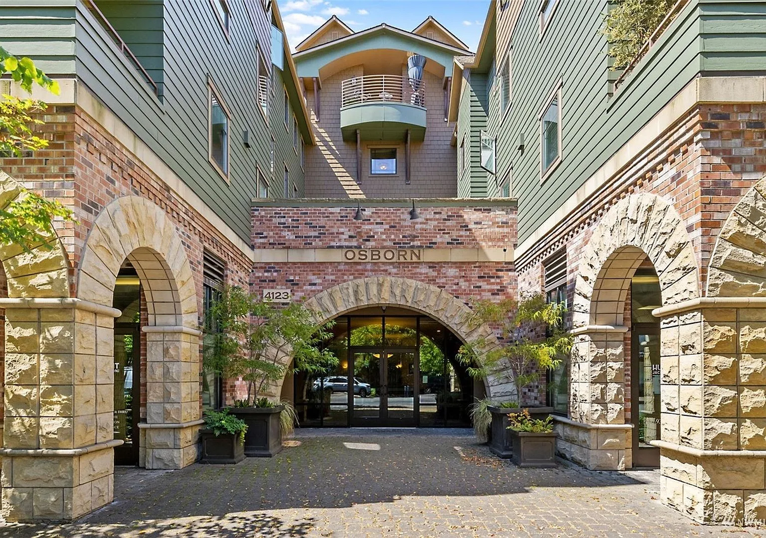 Rustic 1 Bedroom Condo Near Alaska Junction! — Photo 2