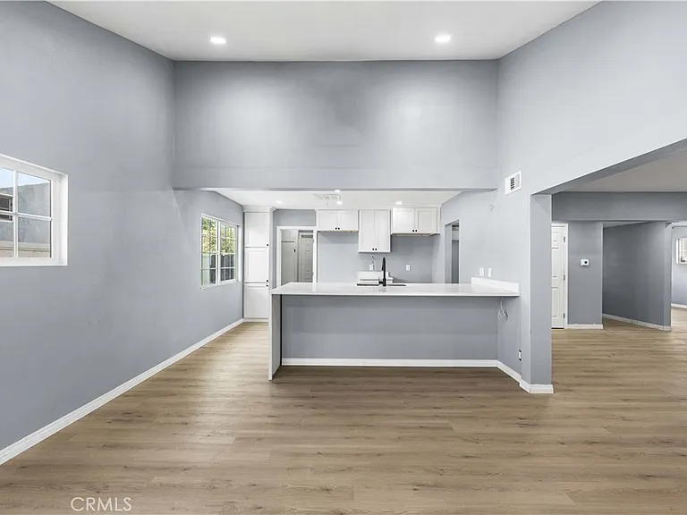 5651 Radford Ave — Photo 7