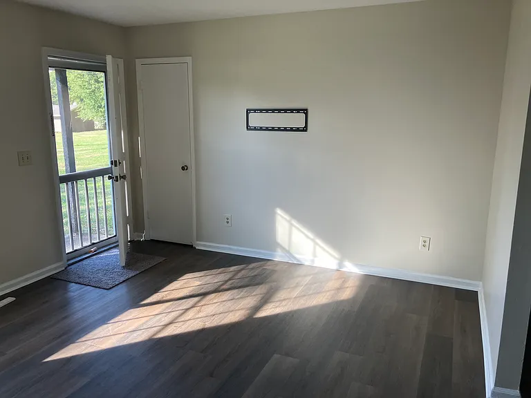 1311 Glenn Cir #A — Photo 2