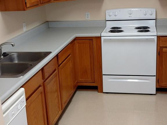 3rd image of 600 W Fennville St
