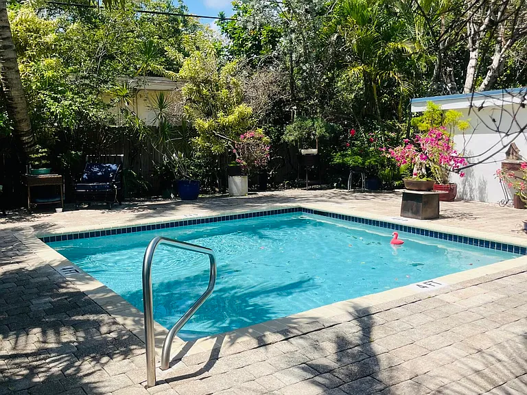 590 NW 40th Ct — Photo 1