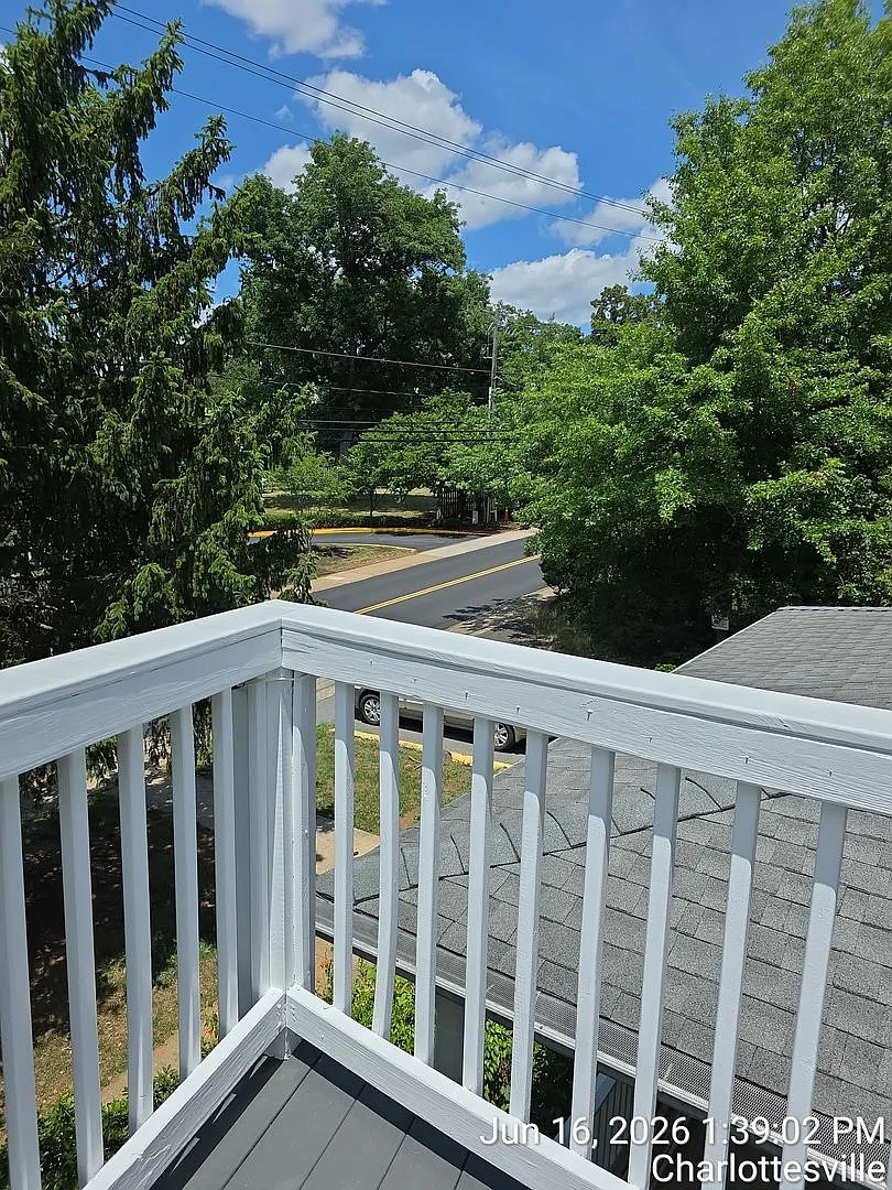 610 Rugby Rd D / Spacious 4-Bedroom Apartment in Prime Location Available 2027-2028 — Photo 2