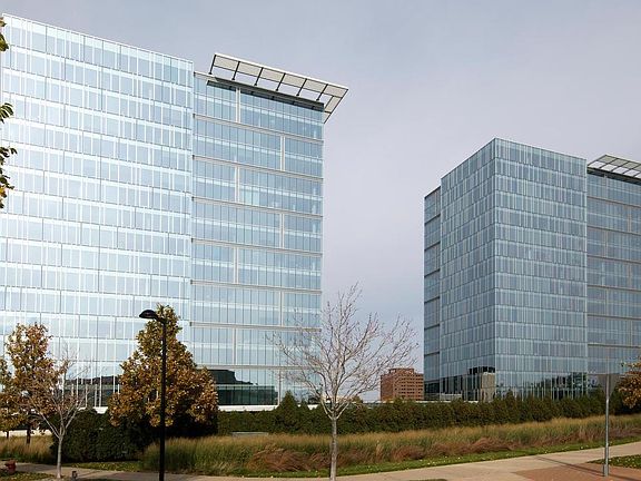 Highly sought after high rise close to the airport. This is