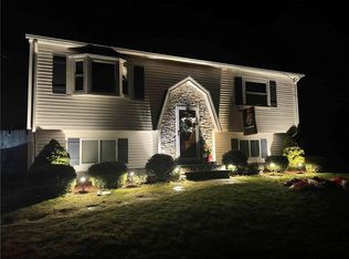 8 Medieval Way, West Warwick, RI 02893