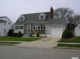 2 Shelly Ct, Plainview, NY 11803