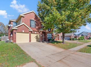 424 Persimmon Dr, Grand Prairie, TX 75052