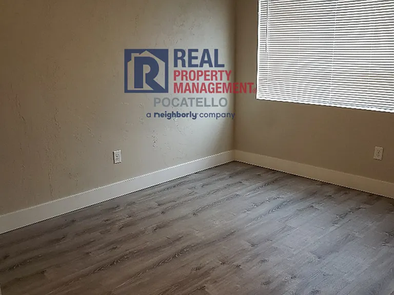 1255 S 5th Ave — Photo 5