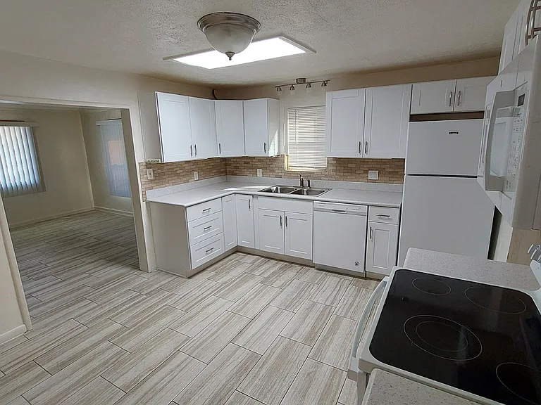 1032 E Glenn St — Photo 20