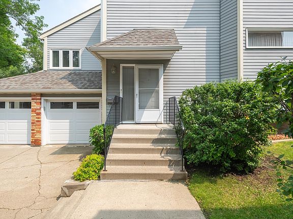 4th image of 33 Whiteoaks Est