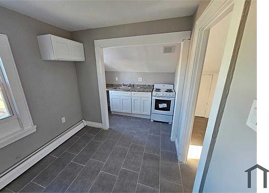 2nd image of 244 Wainwright St Floor 3