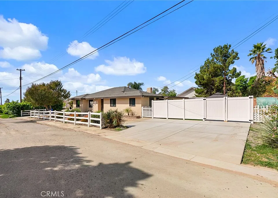 7420 Ivy Ln
