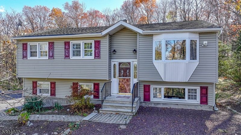 1st image of 27 Courtland Dr