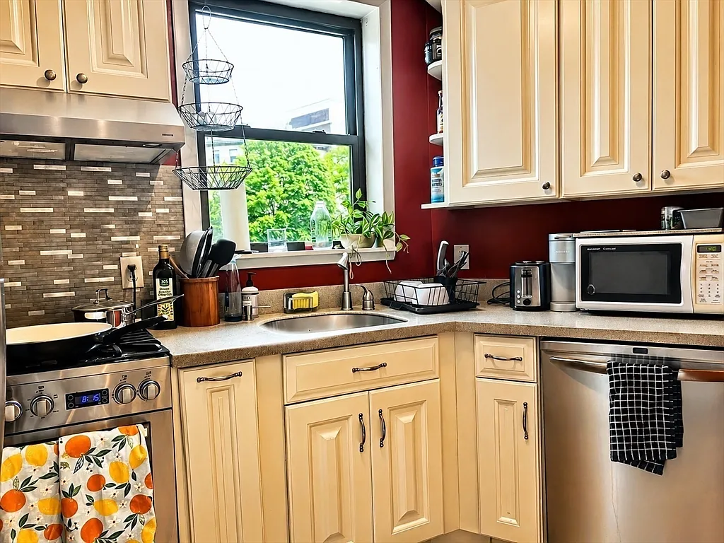 2 bed, 1.0 bath, 600 sqft, $2,450 — Photo 2