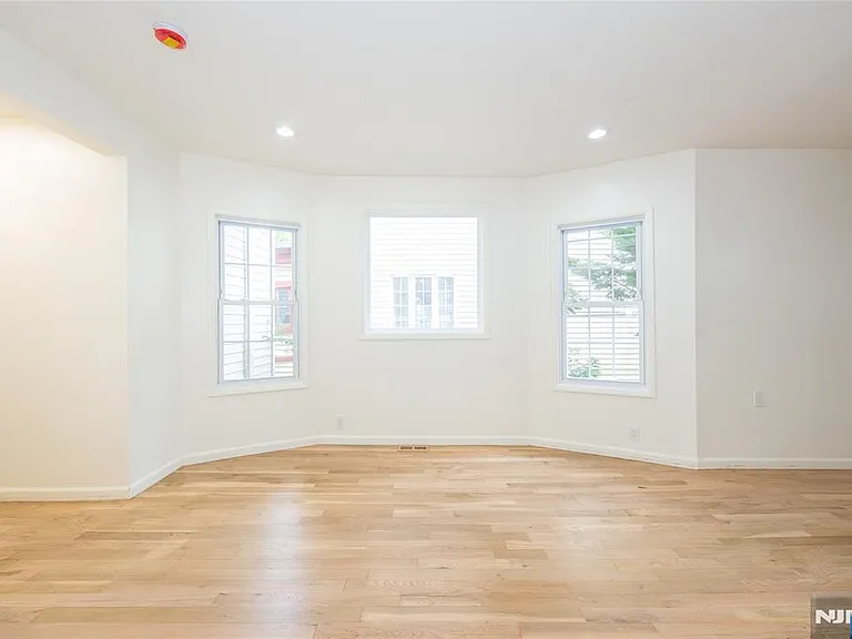 231 Waverly Pl — Photo 7