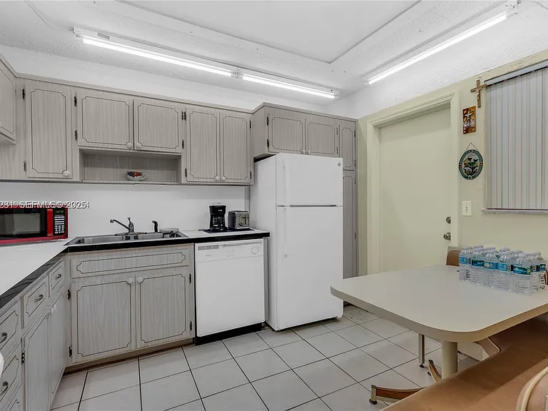 215 SE 3rd Ave #407B — Photo 3