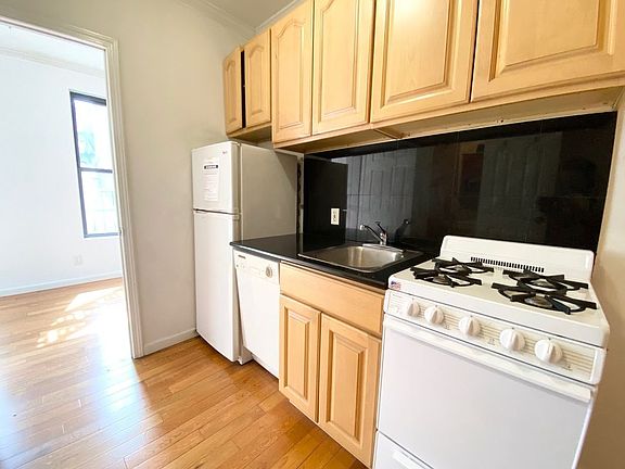 5th image of 221 E 28th St #10
