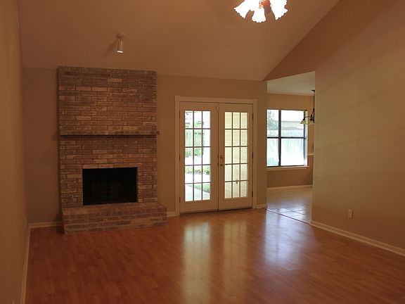 Has new laminate flooring 