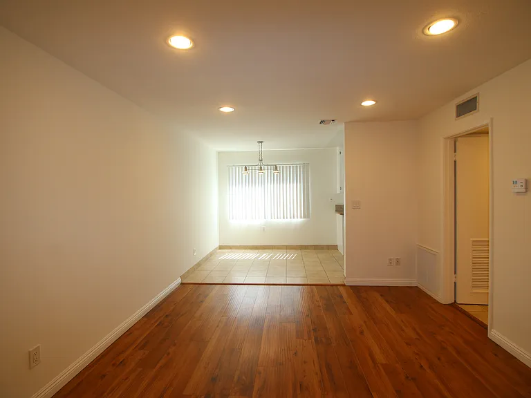 Nordhoff Apartments — Photo 14