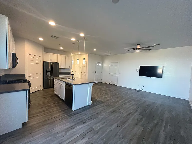 1533 Franklin Ln — Photo 6