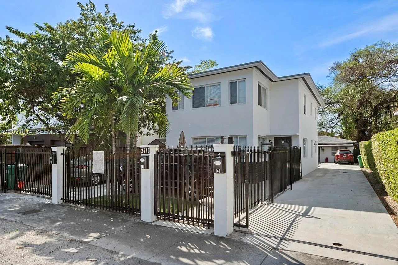 Woodside — Photo 1