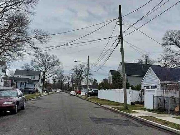 Exterior Neighborhood (street photo)