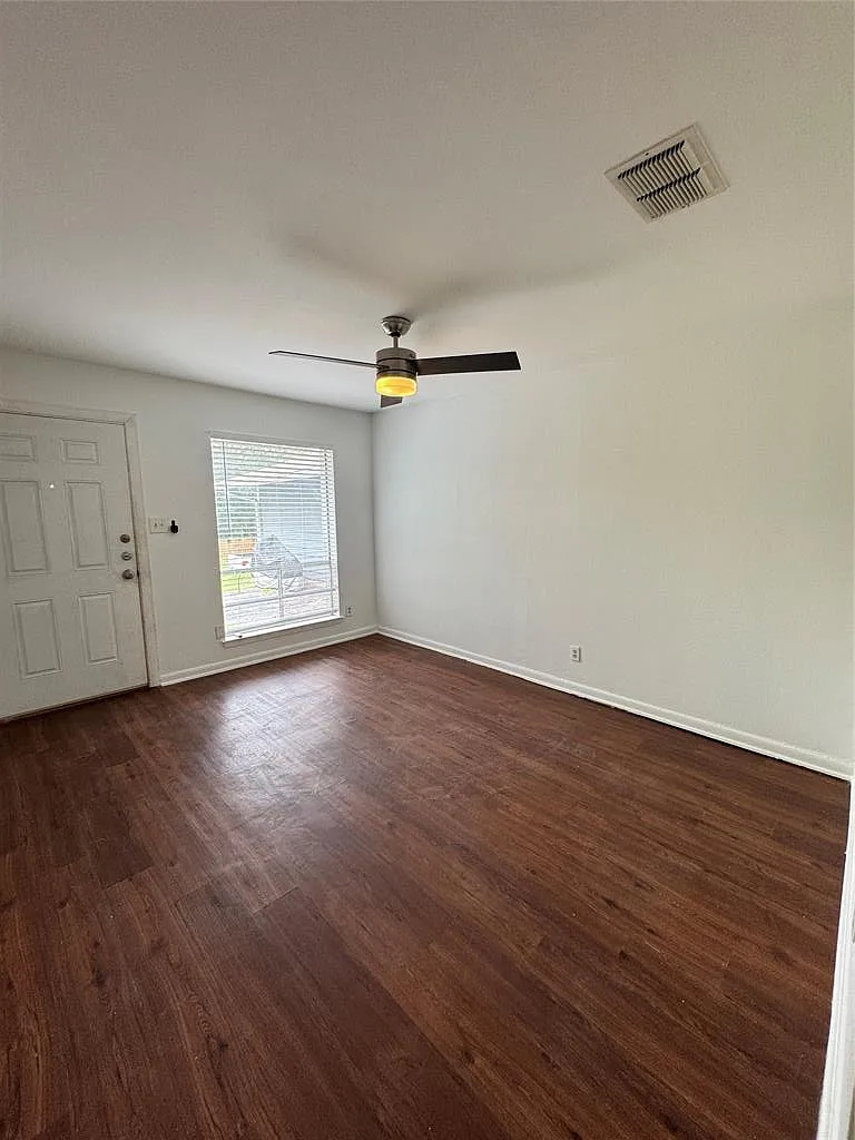 2 bed, 1.0 bath, 2049 sqft, $1,350 — Photo 2