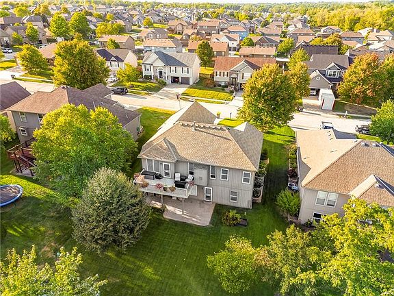 3rd image of 809 NW Poplar Ct