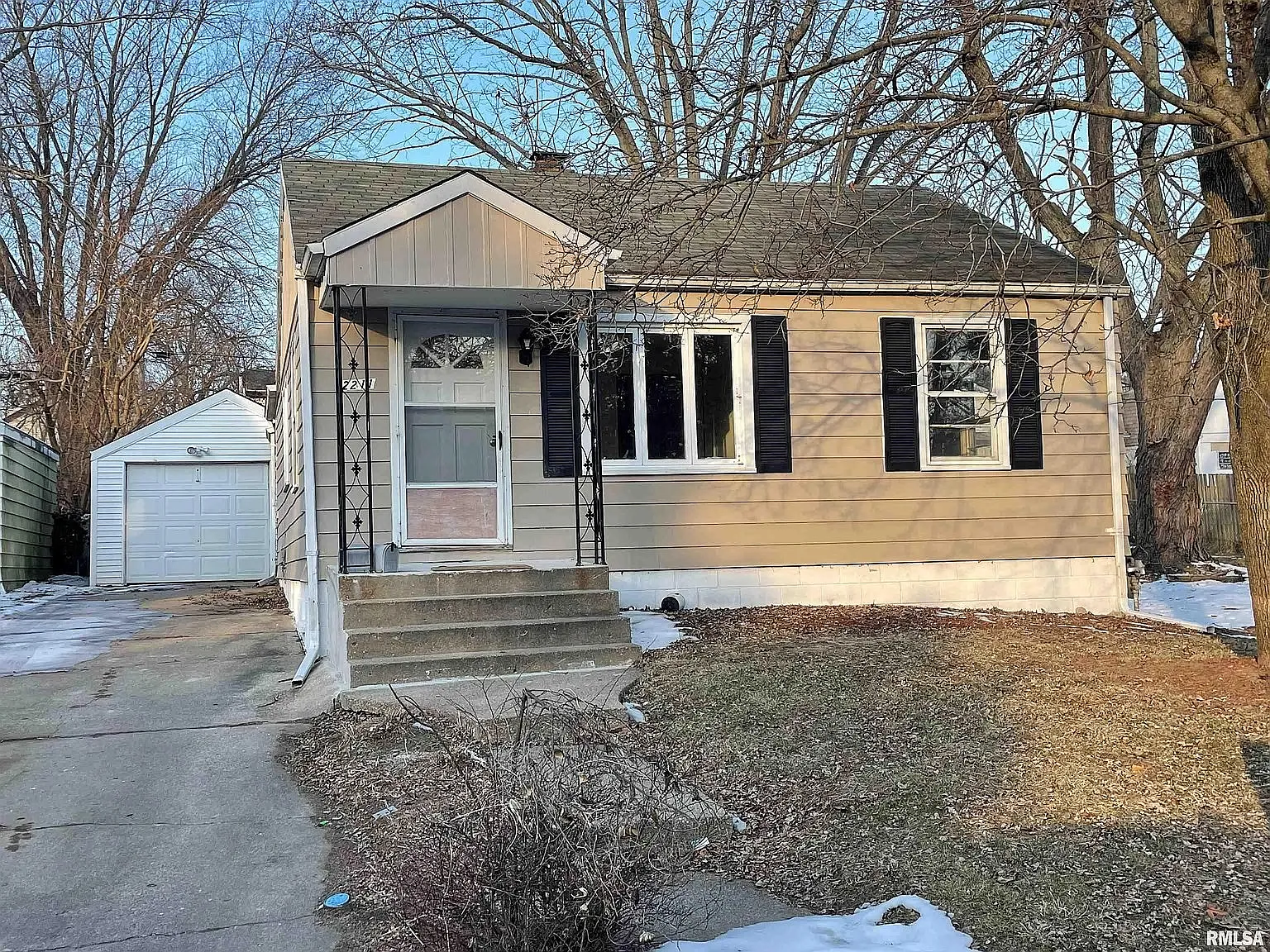 2211 N Flora Ave photo 1