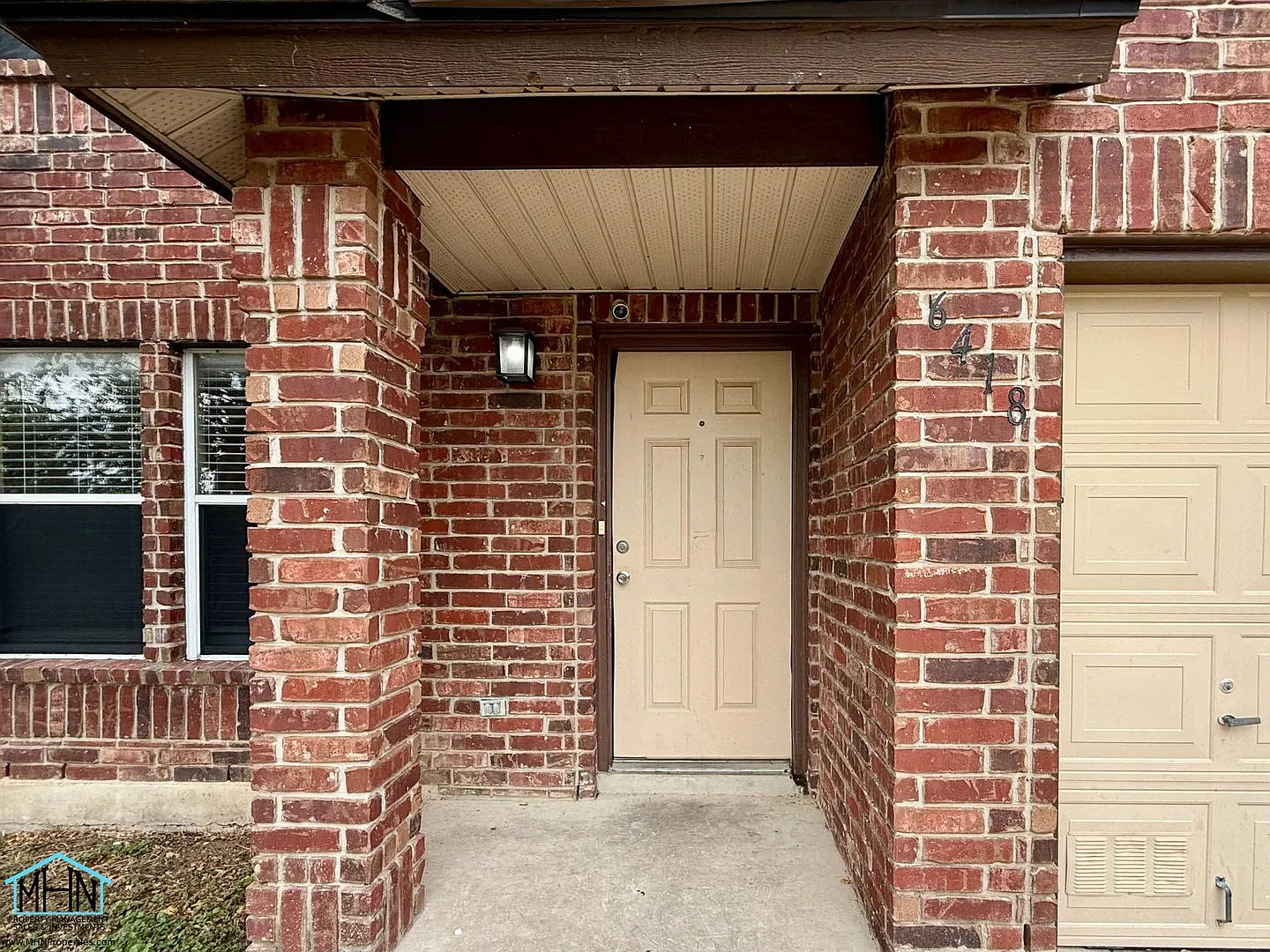 Incredible 3 bed/2.5 bath Home Located in a Beautiful Cul-de-sac! — Photo 2