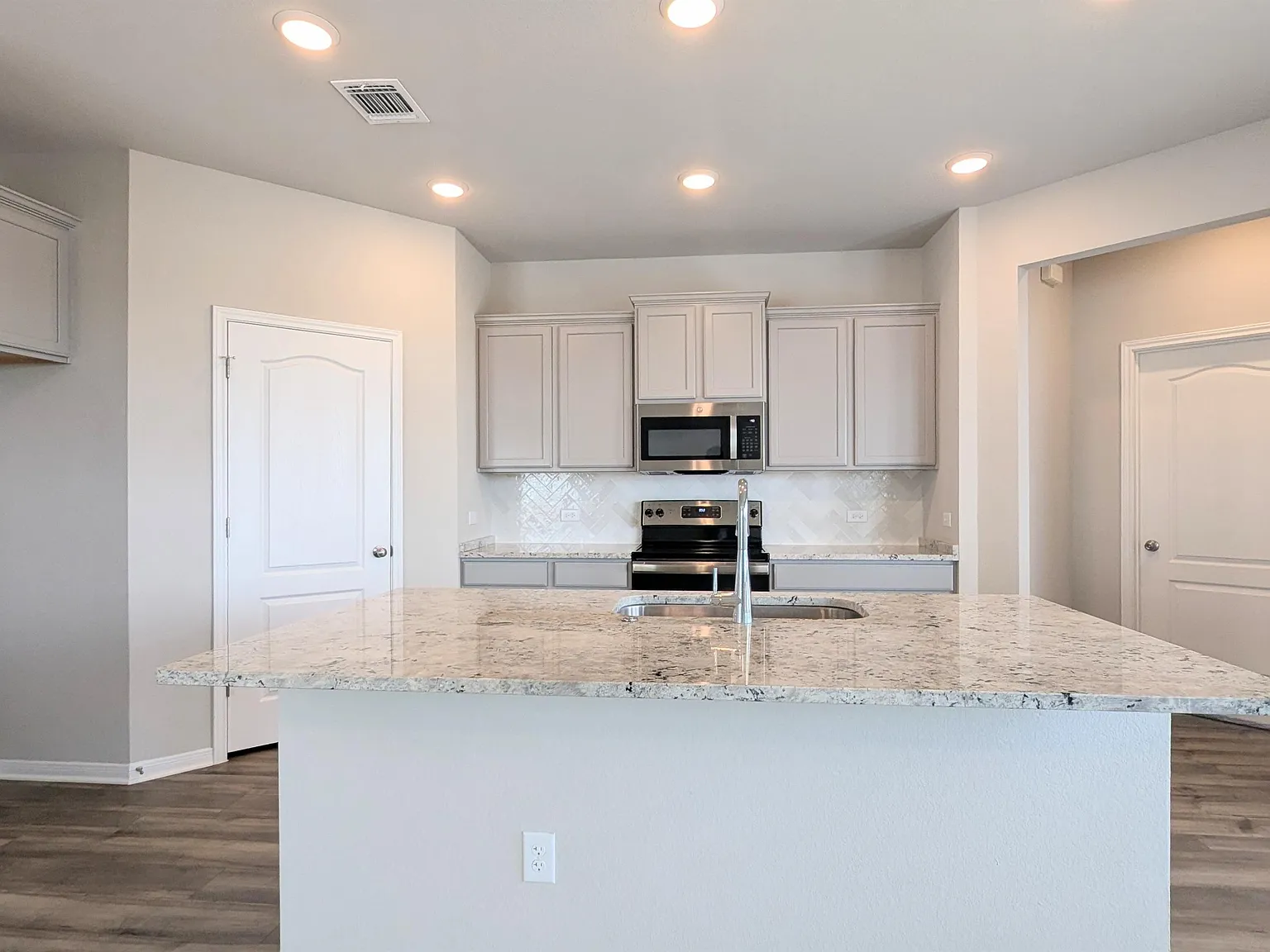 8816 Glade Dr — Photo 2