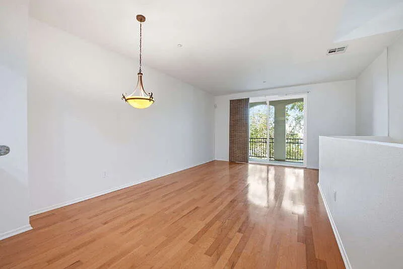 3 bed, 3.0 bath, 1386 sqft, $3,595 — Photo 2
