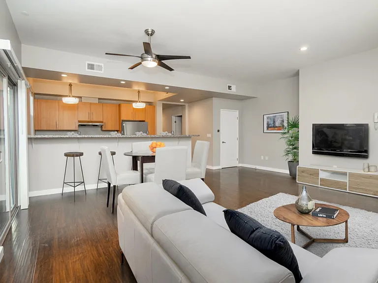 6462 Woodley Ave — Photo 3