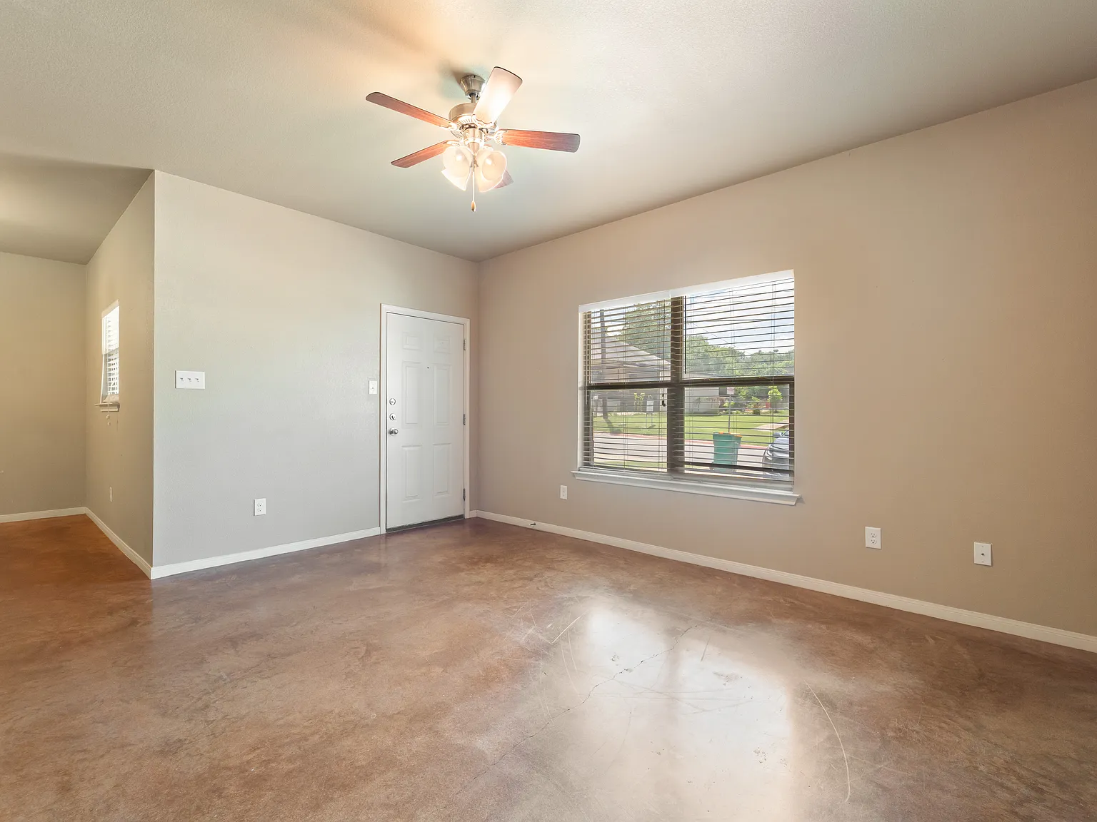 2 bed, 1000 sqft, $1,350 — Photo 2
