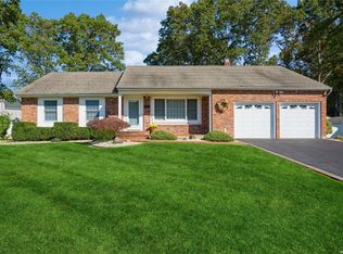 11 Gardenia Rd, Mount Sinai, NY 11766